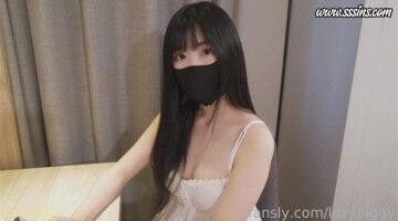 懒懒猪 开会时含住男友的鸡巴让他无法专心，事后受到了严厉的惩罚
