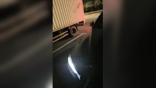 开着宝马王的小情侣，肉肉的女友带个眼镜卖力深喉户外车震无套啪啪疯狂舔逼