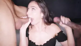 这个咖啡色混血小姐姐真是够骚够味，修长好身材大长腿跪爬揉捏舔吸两根大鸡巴
