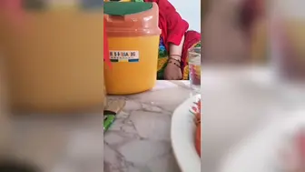 妈妈的逼腥但不臭舌头深入妈妈的花蕊，贪婪地吮吸着 真实乱伦系列