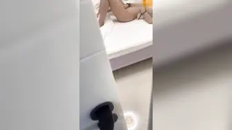 妹妹发烧后企图自慰给自己降火，没想到哥哥反手掏出鸡巴给妹妹打针哥哥一时分不清妹妹是发烧还是发骚！