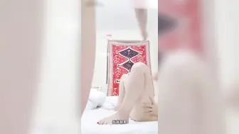 真实家庭乱伦 熟女母亲和亲儿子肛交 享受儿子凶猛地征服她身体的每一寸肌肤。