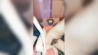 真实家庭乱伦 表弟考上大学后强行操姐姐 任由表弟肆意揉搓乳房，随后姐姐主动骑乘上位
