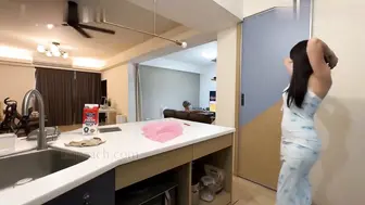 继父的女人们 (第三集) 趁妈去睡午觉，含了继父的大屌，但没想到妈好快就醒来...