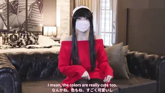 cosplay激烈中出必怀孕 男人粗暴地掀起她的短裙，将坚硬的欲望插入那湿润的白虎穴
