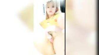 网红主播 反差美少女小骚逼对着镜头跳蛋自慰 乳房随着她的动作上下晃动，那诱人的曲线让人热血沸腾