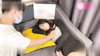 网袜少女被带回家里，惨慒好友后入，骑乘位扶屌插入！小逼太紧慢慢插入