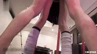 学生妹休息时诱惑我上她 按捺不住欲望，走近这个萝莉妹子，将她压在长椅上随意玩弄