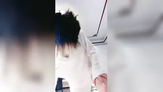 性感风骚露脸极品小萝莉跟大哥激情啪啪，揉奶玩逼小穴很是诱人，口交足交，让大哥压在身下无套蹂躏快草穿了
