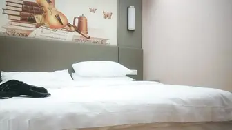说话嗲嗲马尾辫萝莉小妹，半脱下黑丝扣穴调情，抬腿猛操表情淫荡，大屁股使力撞