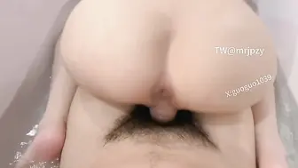 #锅锅酱 纯白情趣内衣乳交_浴缸里美妙后入Q弹蜜桃臀，极品白嫩美乳清纯淫靡并存