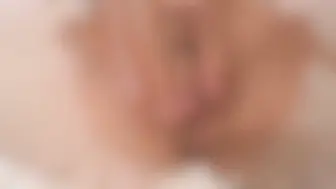 青春大奶美眉_身材丰满_被大洋吊撅着屁屁无套输出_最后撸射满满一手精液