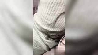 上次被我用春药操了的同事突然让我去她家玩 被我当着她和她老公的结婚照面前操的嗷嗷叫！