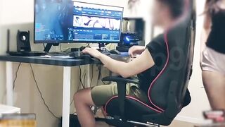 下面有跟棒棒糖-淫荡的宝贝想要大鸡巴并打断我的游戏