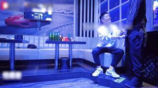 勾引KTV服务员—包厢里的激情开操