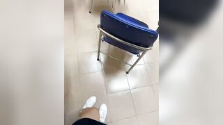 如今大学校园淫乱之风兴起，这是老师还是学生，教室里高潮喷水自慰，第二天好大的骚水味