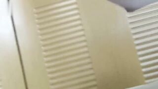 妹妹顺从地张开红唇，为他进行着深入的口交，舌尖灵巧地舞动，哥哥的欲望再也无法抑制