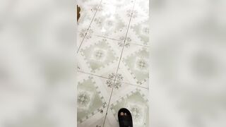 嫂子在洗澡，我突然跑进去，把她吓了一跳，没想到今天嫂子还有点抗拒